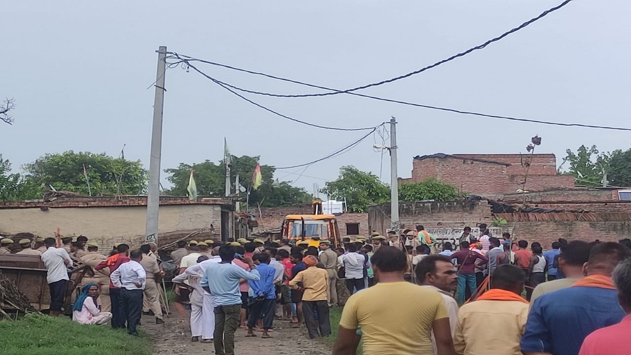Up News Administration Shows Strength to Teach Troublemakers Lesson in Bareilly News in Hindi