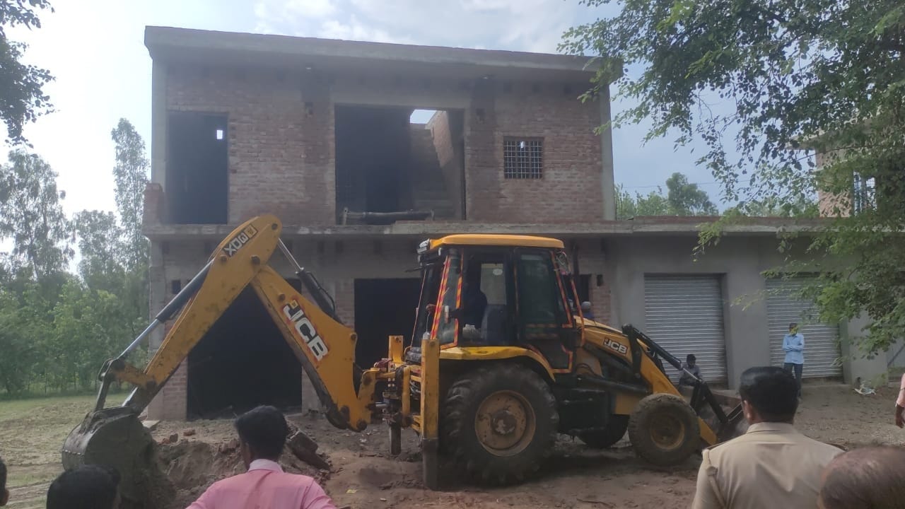 Up News Administration Shows Strength to Teach Troublemakers Lesson in Bareilly News in Hindi