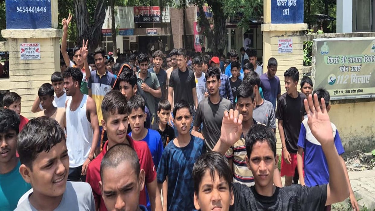 Etawah: Students protested over water and garbage
