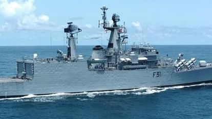 Indian Navy: आईएनएस ब्रह्मपुत्र पर भीषण आग से बड़ा नुकसान, हादसे में एक तरफ झुका जहाज, एक नाविक लापता Fire breaks out on INS Brahmaputra, one sailor missing; assistance sent from Mumbai Naval Dockyard