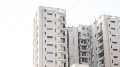 DDA Housing Scheme: फ्लैट पुराने... योजना नई, इस बार डीडीए को बिकने की उम्मीद, यहां जानें हर जरूरी बात DDA is preparing to launch a new housing scheme of about 40000 flats in three categories
