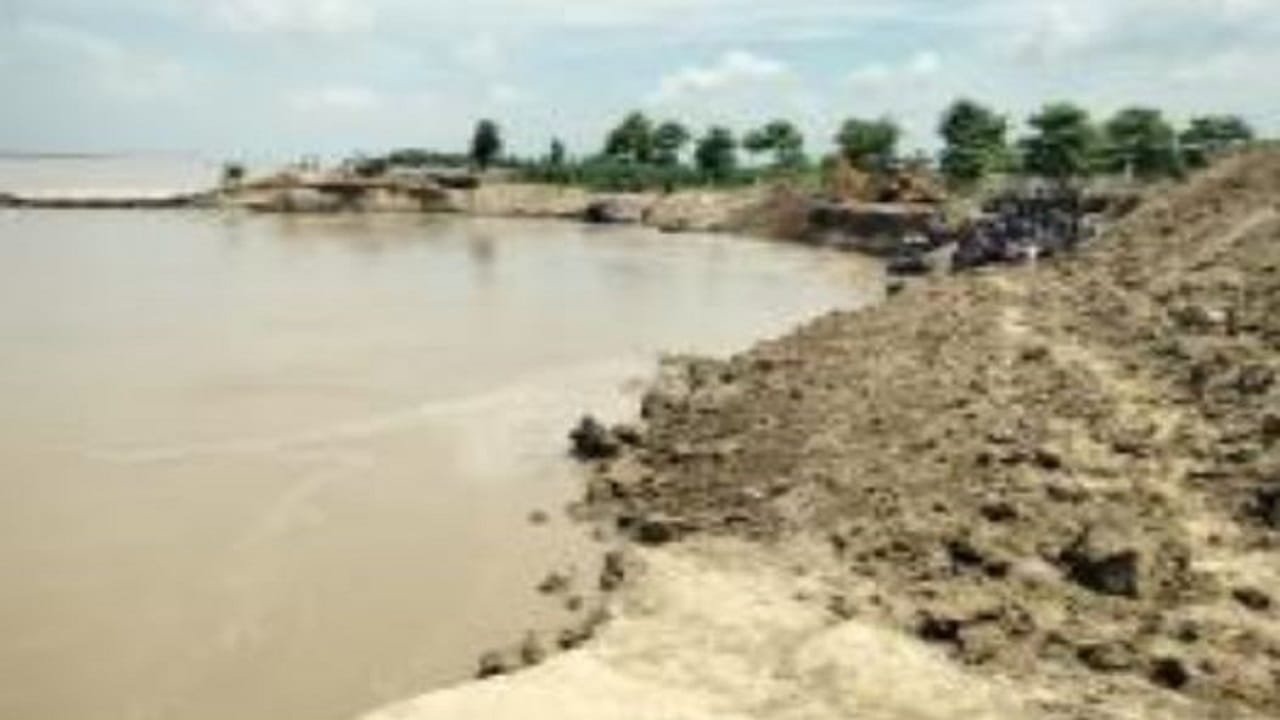 UP Flood News Havoc in Many Districts Of Up Acres of Crops Destroyed, Large Population Faces Starvation