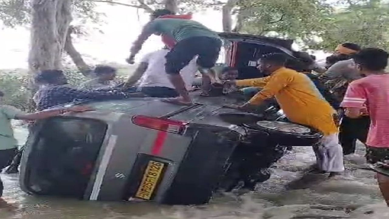 Van Overturned Amidst Flood Water On Palia Bhira Road In Lakhimpur Kheri Amar Ujala Hindi News