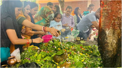 On the occasion of Sawan, a huge crowd of devotees gathered in the Shiva temples of Gorakhpur