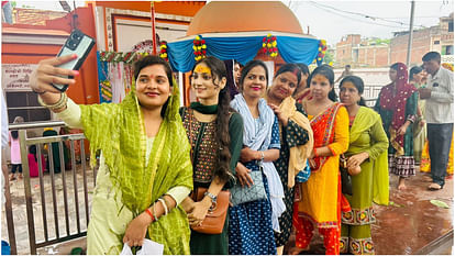 Sawan 2024: गोरखपुर के शिवालयों में उमड़ी भक्तों की भीड़, हर-हर महादेव से गूंजता रहा परिसर; देखें तस्वीरें On the occasion of Sawan, a huge crowd of devotees gathered in the Shiva temples of Gorakhpur