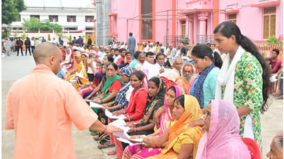 जनता दर्शन: CM योगी ने दिलाया भरोसा, 'मेरे रहते मत करें चिता, सबकी समस्या का कराएंगे समाधान' CM Yogi told everyone in public darshan at Gorakhnath temple, do not worry as long as I am here