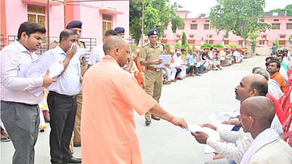 जनता दर्शन: CM योगी ने दिलाया भरोसा, 'मेरे रहते मत करें चिता, सबकी समस्या का कराएंगे समाधान' CM Yogi told everyone in public darshan at Gorakhnath temple, do not worry as long as I am here