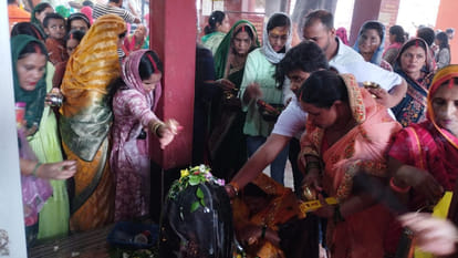 On the occasion of Sawan, a huge crowd of devotees gathered in the Shiva temples of Gorakhpur