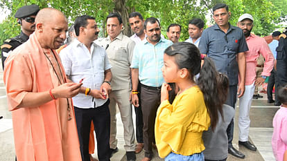 जनता दर्शन: CM योगी ने दिलाया भरोसा, 'मेरे रहते मत करें चिता, सबकी समस्या का कराएंगे समाधान' CM Yogi told everyone in public darshan at Gorakhnath temple, do not worry as long as I am here