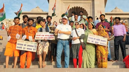 Sawan Kashi city filled with devotees worship after bathing Ganga river in varanasi