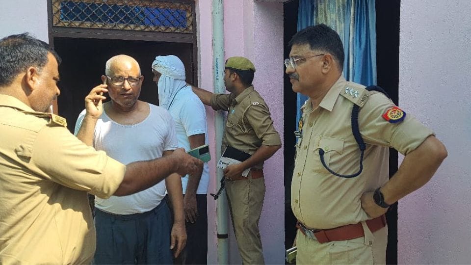 miscreants took couple hostage and looted jewelery worth Rs 12 lakh along with cash In Kanpur