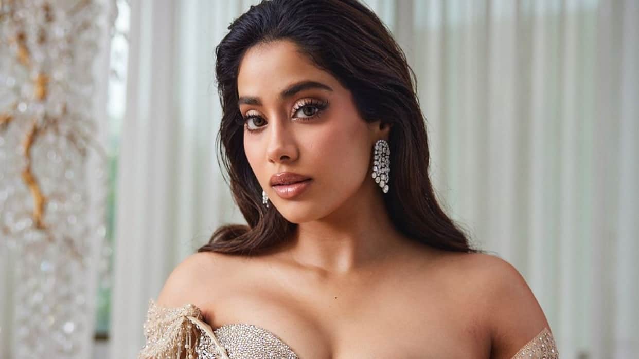 Ulajh actress Jahnvi Kapoor favorite star Devara star NTR ahead of Amitabh Hrithik bad news star Vicky Kaushal