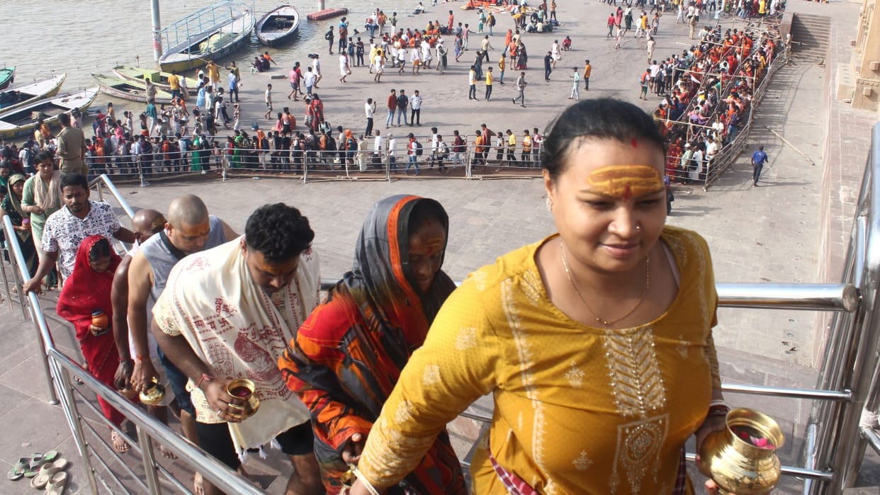 Sawan Kashi city filled with devotees worship after bathing Ganga river in varanasi