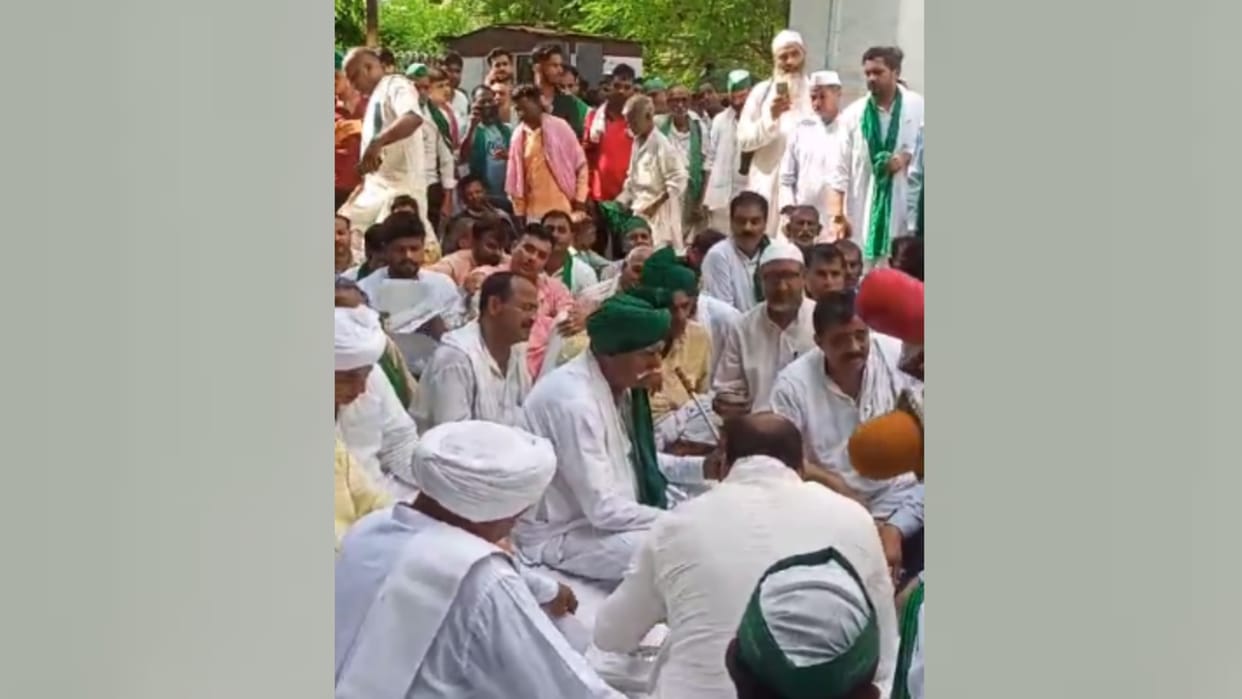 UP: Farmers hand over their 13 demands to government.
