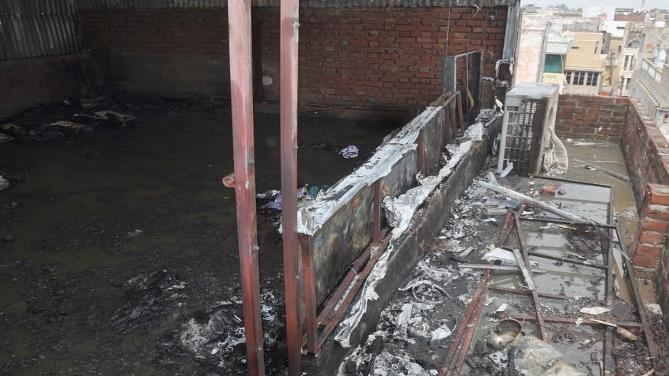 Fire broke out in mobile showroom due to short circuit