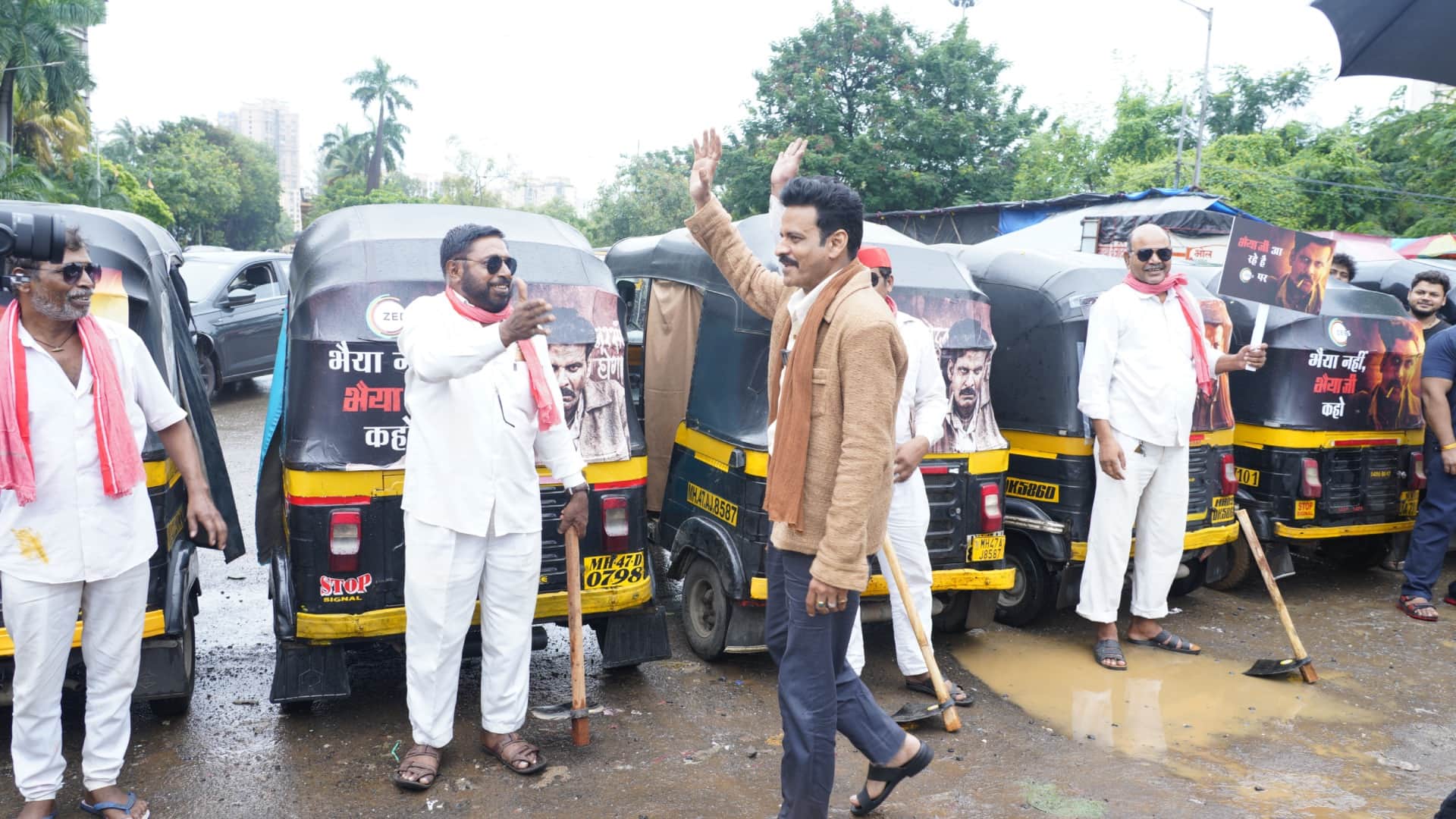 Manoj Bajpayee receives heartfelt tribute from auto drivers ahead of Bhaiyya Ji premiere on ZEE5