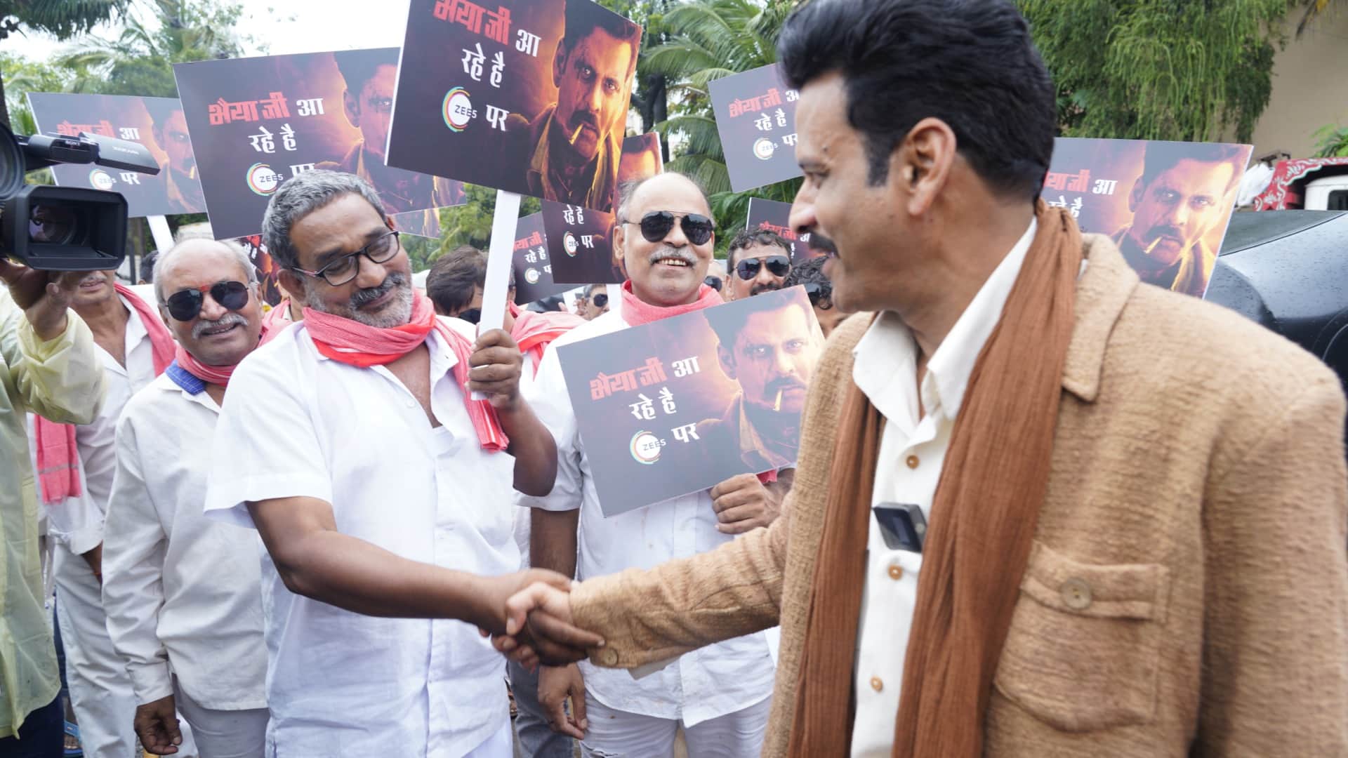 Manoj Bajpayee receives heartfelt tribute from auto drivers ahead of Bhaiyya Ji premiere on ZEE5