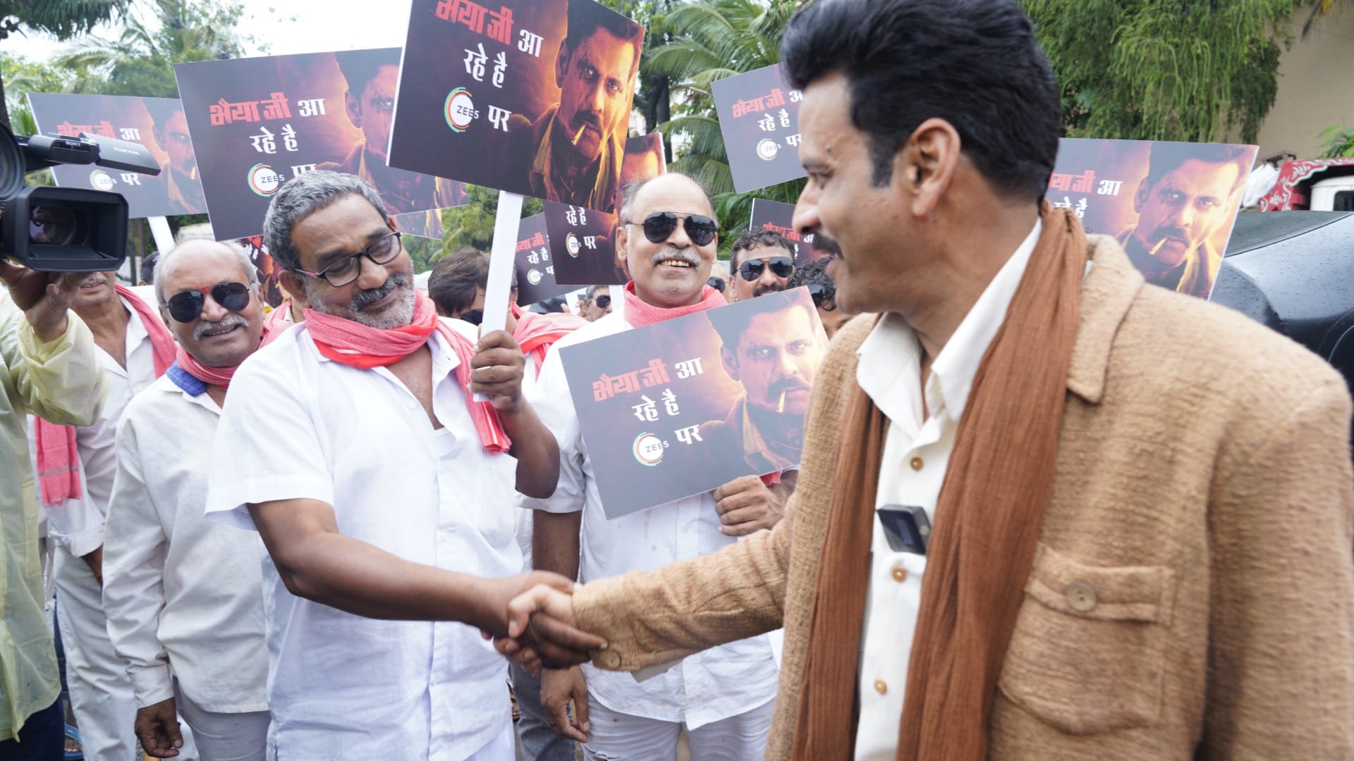 Manoj Bajpayee receives heartfelt tribute from auto drivers ahead of Bhaiyya Ji premiere on ZEE5