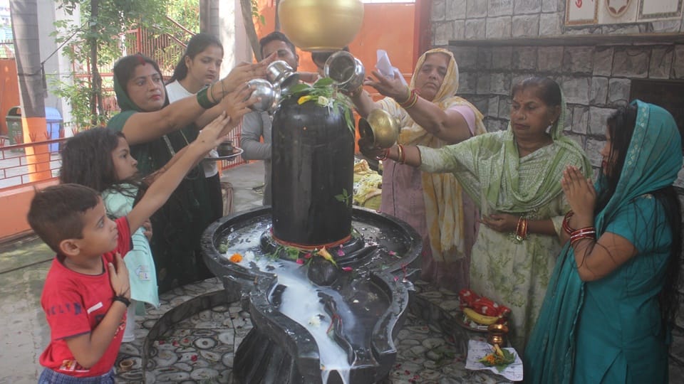 Moradabad: Kanwadias reached the temple for Jalabhishek, echo of Bam Bhole, see pictures