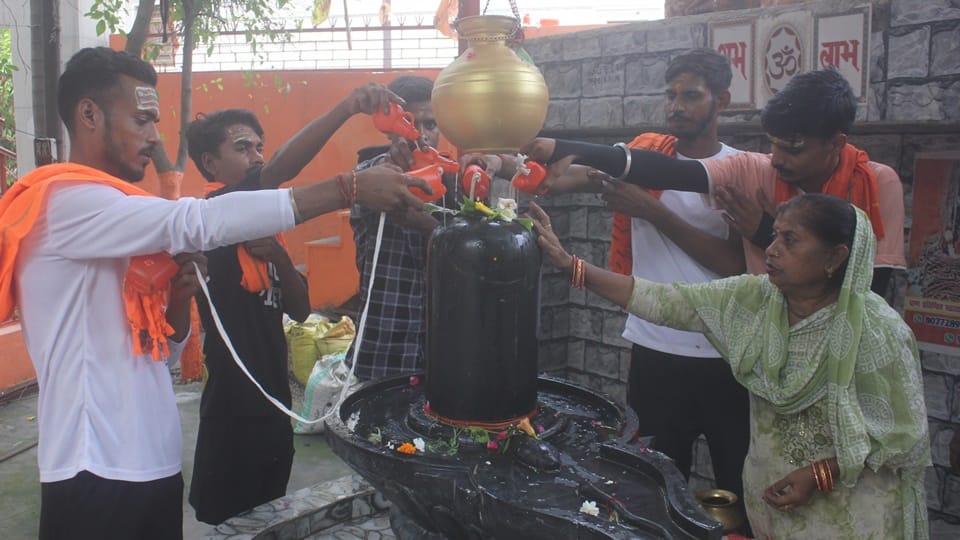 Moradabad: Kanwadias reached the temple for Jalabhishek, echo of Bam Bhole, see pictures