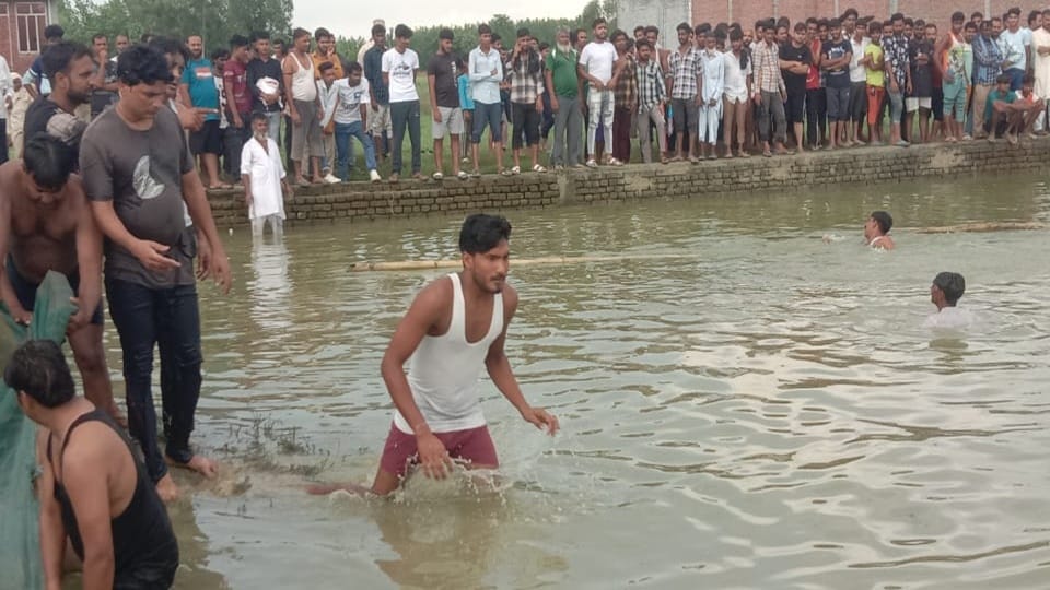 Rampur: Two children drowned in a pond while bathing in Milak, divers are searching
