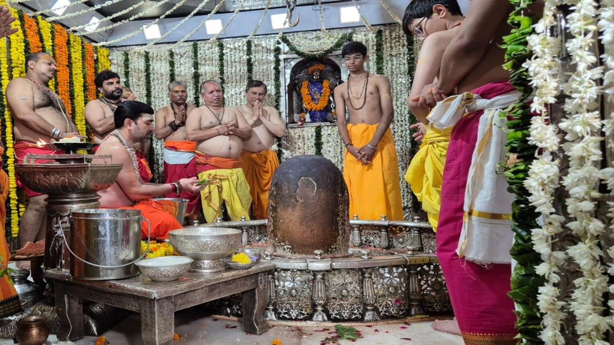 Sawan Somwar 2024 Baba Mahakal woke up at 2.30 in night to give darshan to devotees worship was done