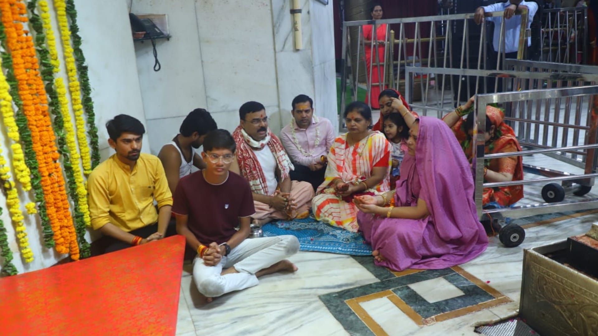 Baba Mahakal Temple CM Mohan yadav wife Seema Yadav reached court of Mahakal took darshan with family photos