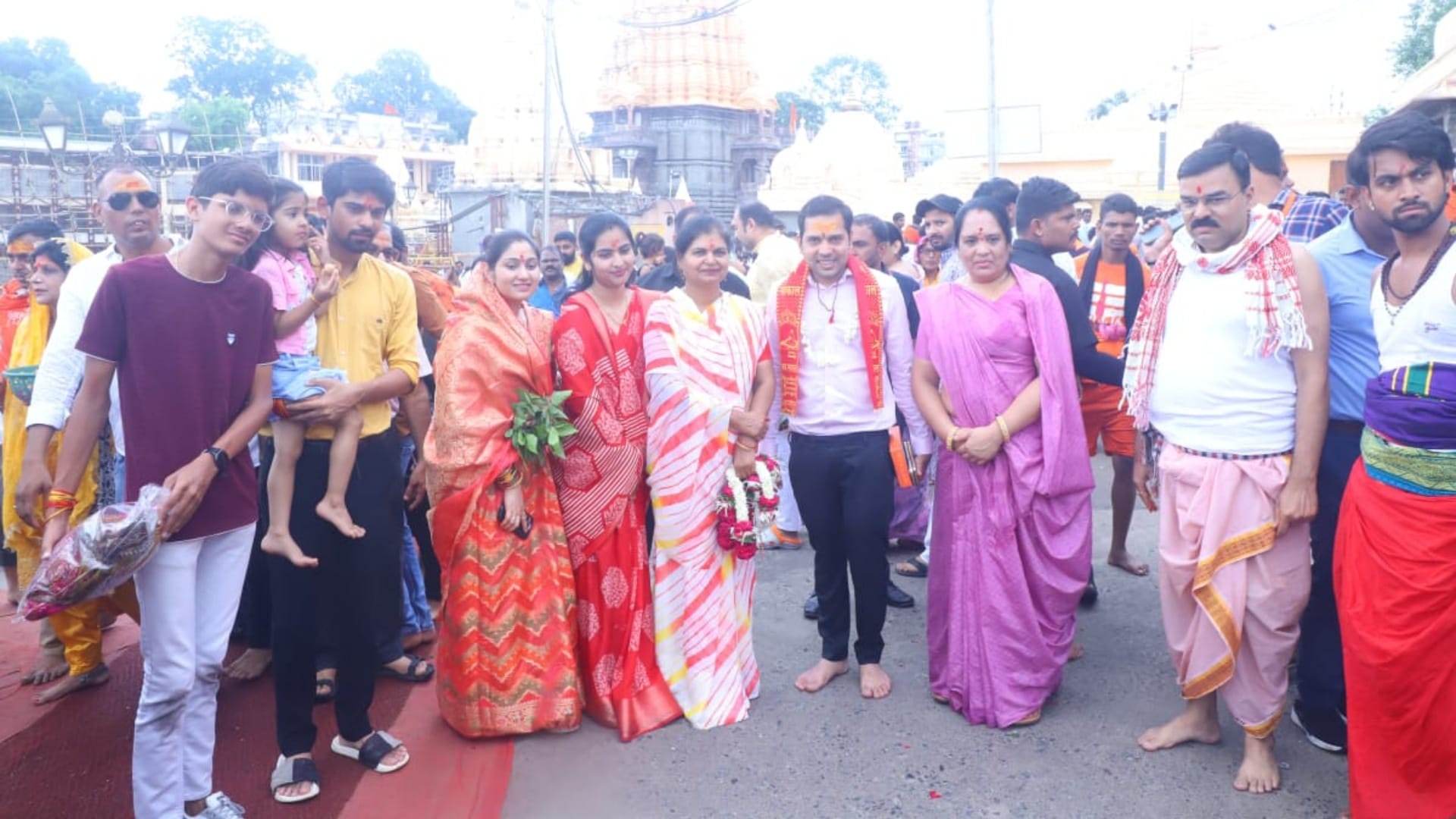 Baba Mahakal Temple CM Mohan yadav wife Seema Yadav reached court of Mahakal took darshan with family photos