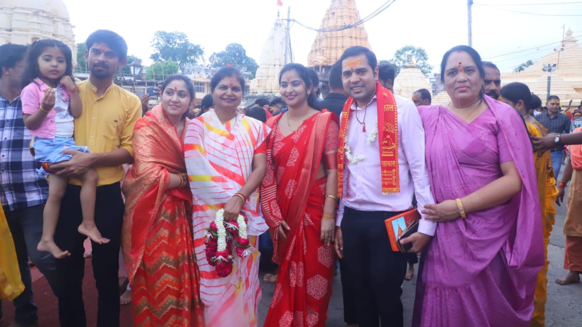 Baba Mahakal Temple CM Mohan yadav wife Seema Yadav reached court of Mahakal took darshan with family photos
