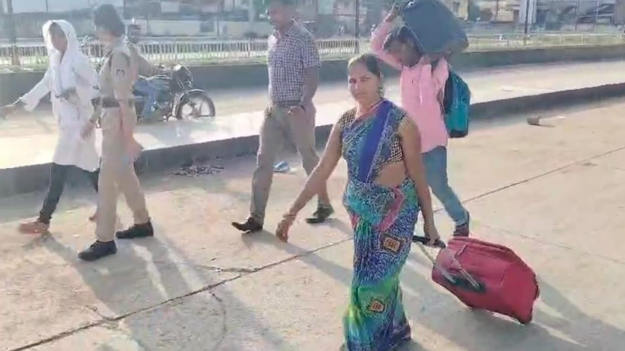 Katni Crime Woman smuggler arrested with liquor worth 50 thousand was trying to take it to Bihar by train