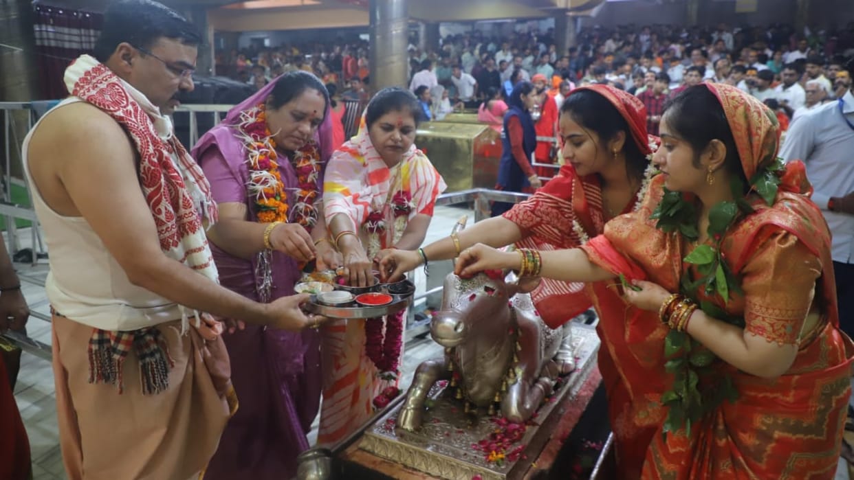Baba Mahakal Temple CM Mohan yadav wife Seema Yadav reached court of Mahakal took darshan with family photos
