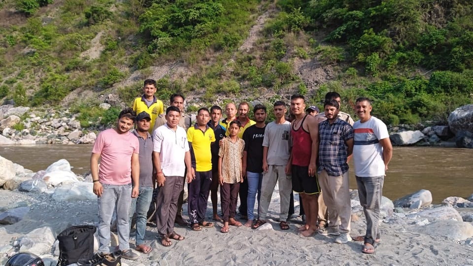 four people trapped in the middle of the river in garampani nainital