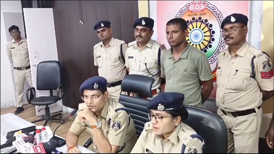 पुलिस की गिरफ्त में आरोपी