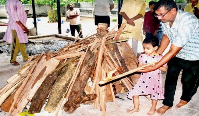 UP: four-year-old girl cremates her 75-year-old father In Meerut