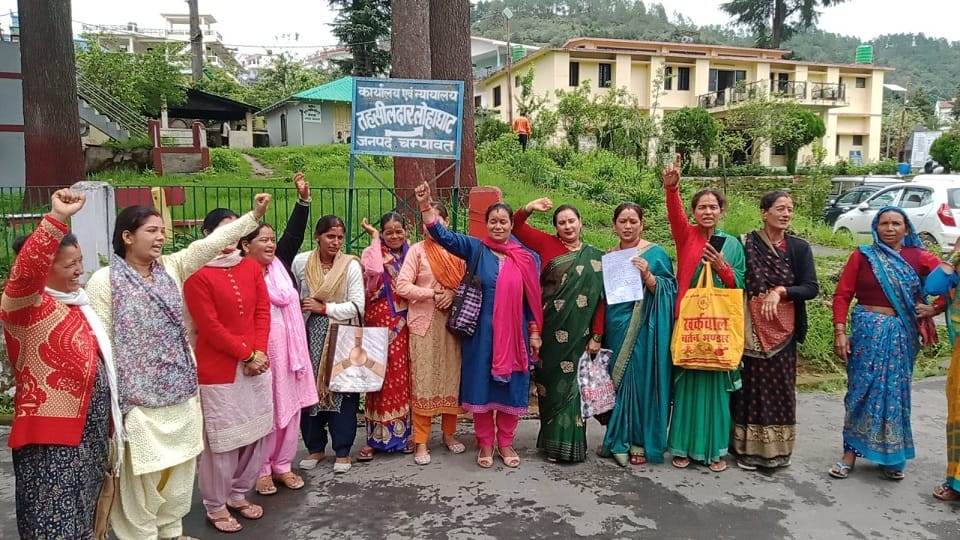 Women protest regarding drinking water problem in lohaghat champawat