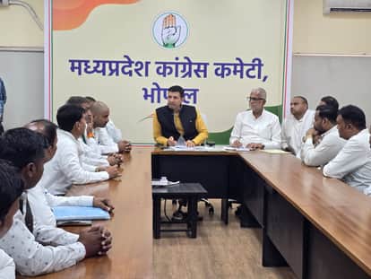 पीसीसी मेें बैठक लेते जीतू पटवारी