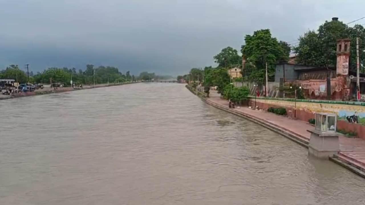 Red Alert in Uttarakhand Heavy rain debris on Gangotri Highway disrupted traffic difficult Read All Updates
