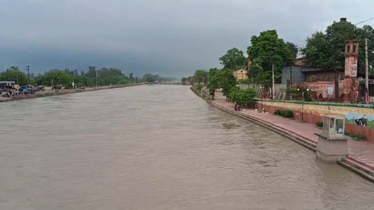 Red Alert in Uttarakhand Heavy rain debris on Gangotri Highway disrupted traffic difficult Read All Updates