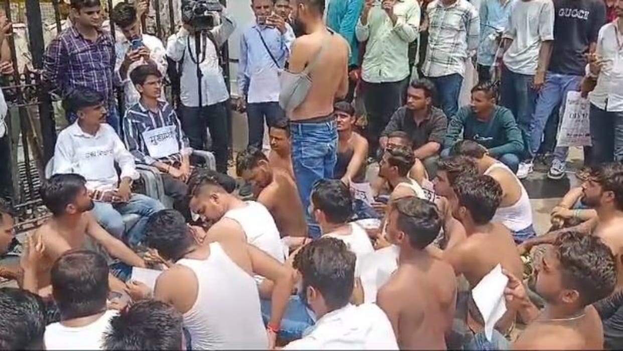 Rajasthan: Half-naked demonstration of students at the university gate, warning of violent agitation