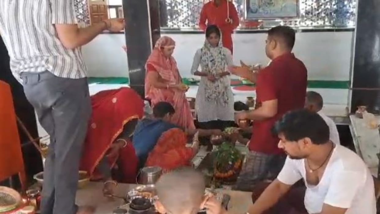 Dausa: Crowd of devotees in temples on the first Monday of Sawan, Shiva devotees engaged in pleasing Bhole