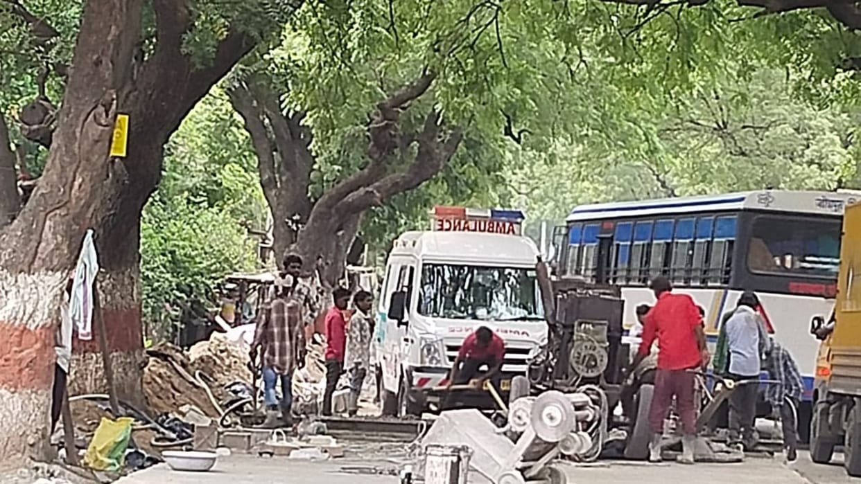 Sirohi: Jam due to road construction, ambulance carrying pregnant woman stuck in jam, PWD has no clue