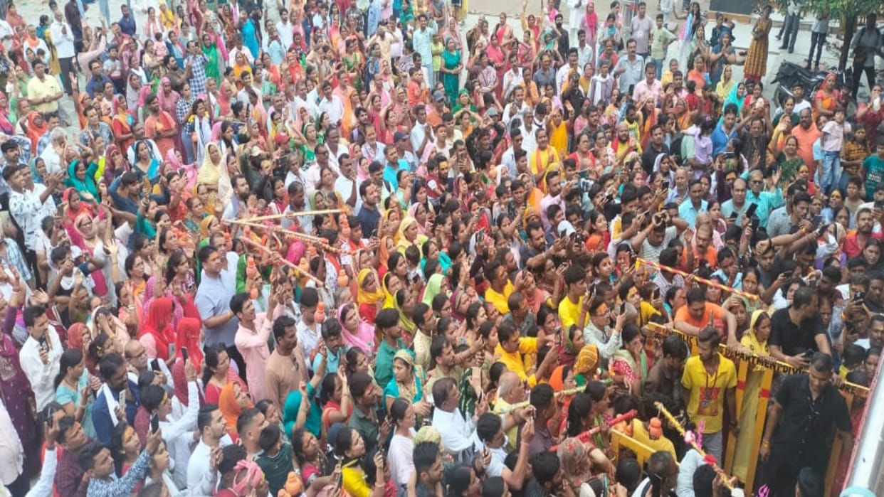 Sawan 2024: Flood of faith at Kubereshwar Dham, thousands of Kavadis arrived on the first Monday of Sawan.