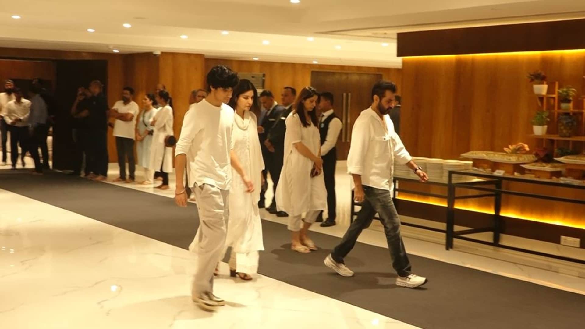 Many celebrities were seen in Tishaa Kumar prayer meeting Kartik Aaryan Bobby Deol sanjay kapoor were seen