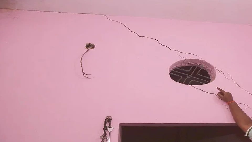 Pillar of four storey building broke at midnight in Delhi