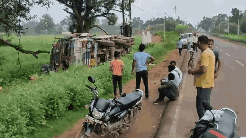 Driver and conductor narrowly escape as uncontrolled truck overturns in Pendra