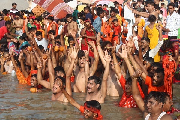 Kashi turned saffron lakhs of devotees performed Jalabhishek on the first Monday of Sawan