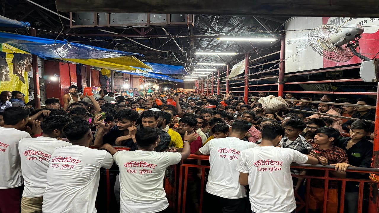 Sawan starts devotees gathered shiva temples and performed Jalabhishek of Lord Shiva
