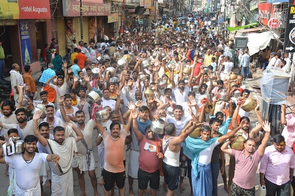 Instead of 21 and 45 Yadav brothers performed Jalabhishek of Baba in sanctum sanctorum
