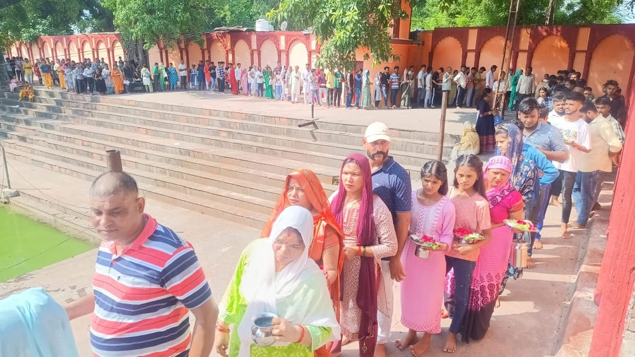 Sawan starts devotees gathered shiva temples and performed Jalabhishek of Lord Shiva