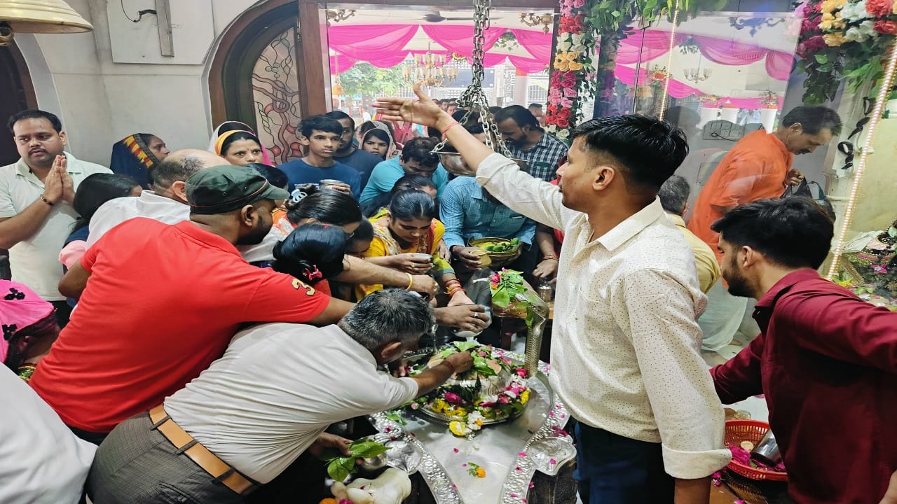 Sawan starts devotees gathered shiva temples and performed Jalabhishek of Lord Shiva